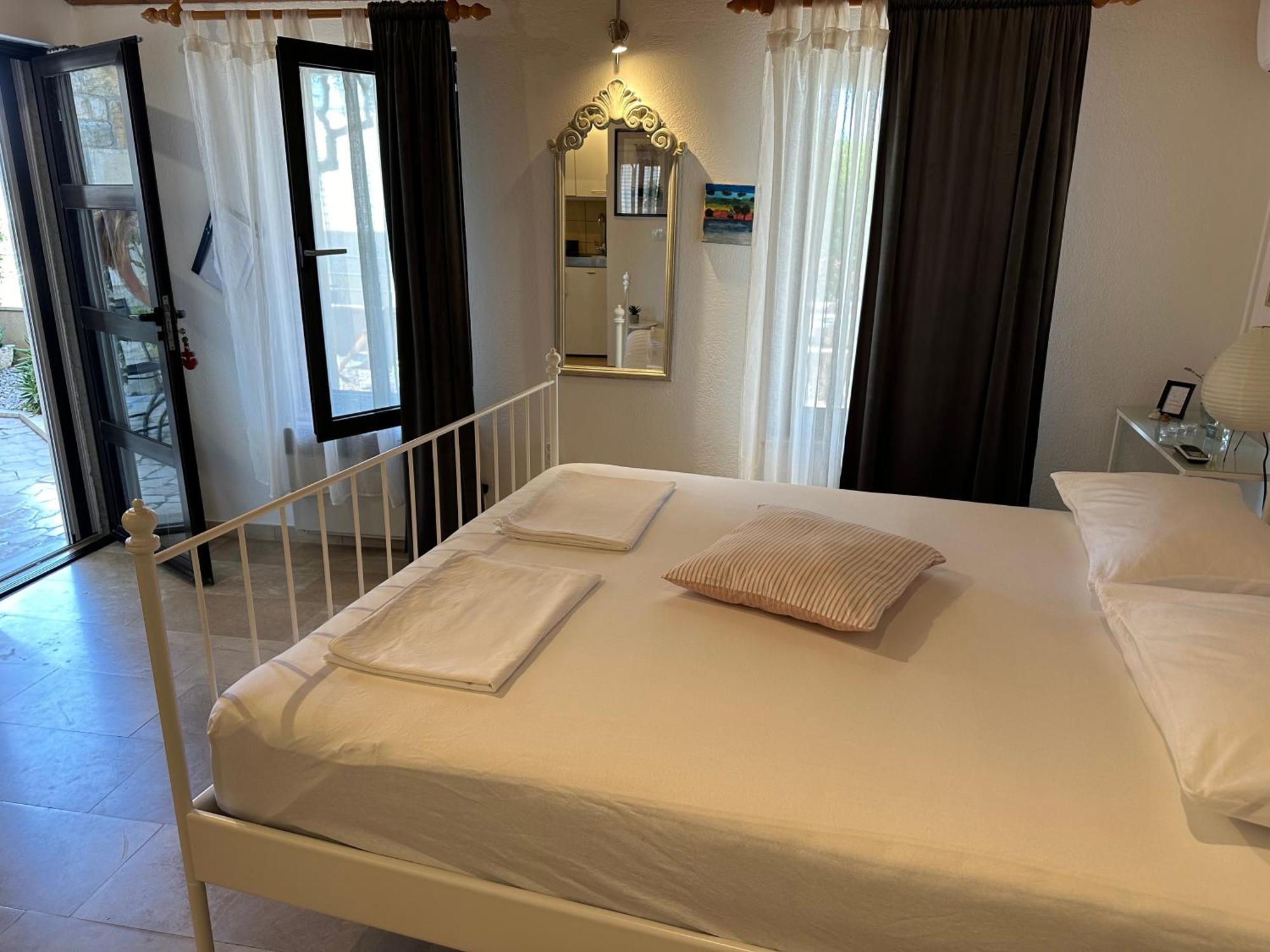 Romantic Stone- Studio Apartman Омиш Экстерьер фото
